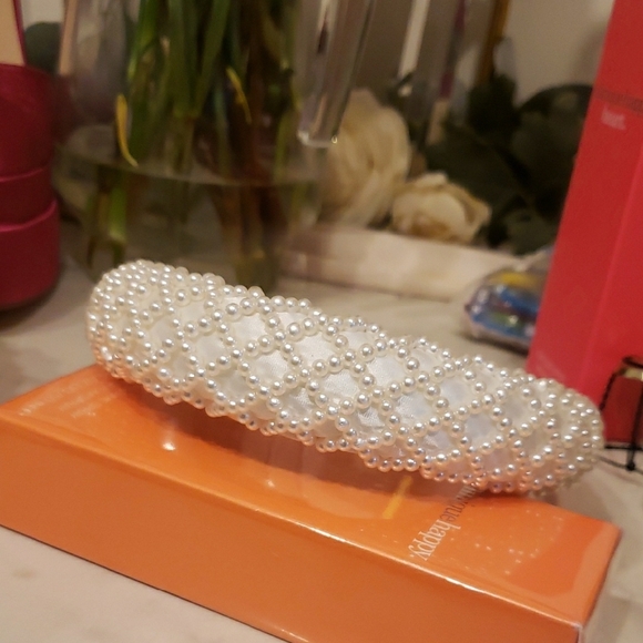 Elegant Pearl Headbands | Sirens Collection | Wedding & Special Occasion - Picture 10 of 15